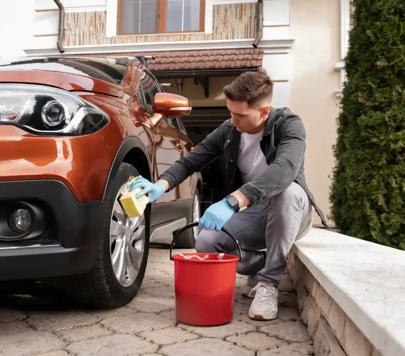 Lavage auto à domicile Peyrens : professionnel intervenant sur un véhicule